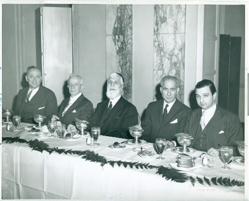 David Lubart et d'autres convives lors d'un dîner à l'occasion de la réunion annuelle des American Friends of Alliance Israelite Universelle à New-York dans les années soixante